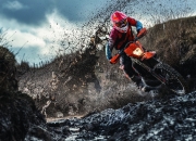 开云APP-引擎轰鸣与绿茵智慧，当F1战术驶入欧冠之夜