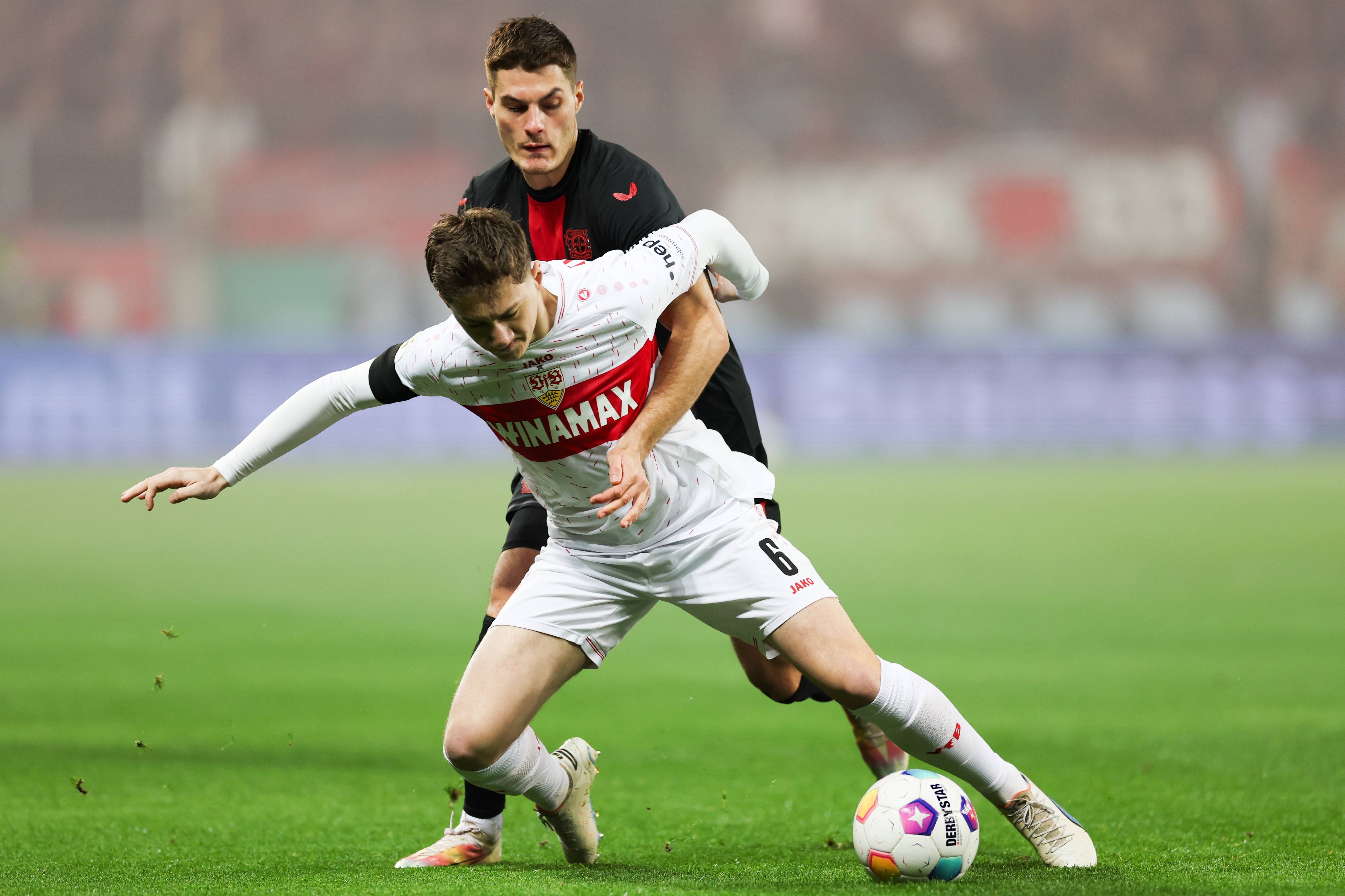 包含斯图加特主场大胜，豪取关键胜利的词条