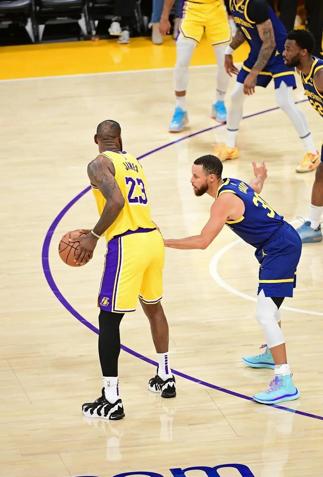 关于勇士大胜湖人，库里分刷新赛季最高得分记录的信息