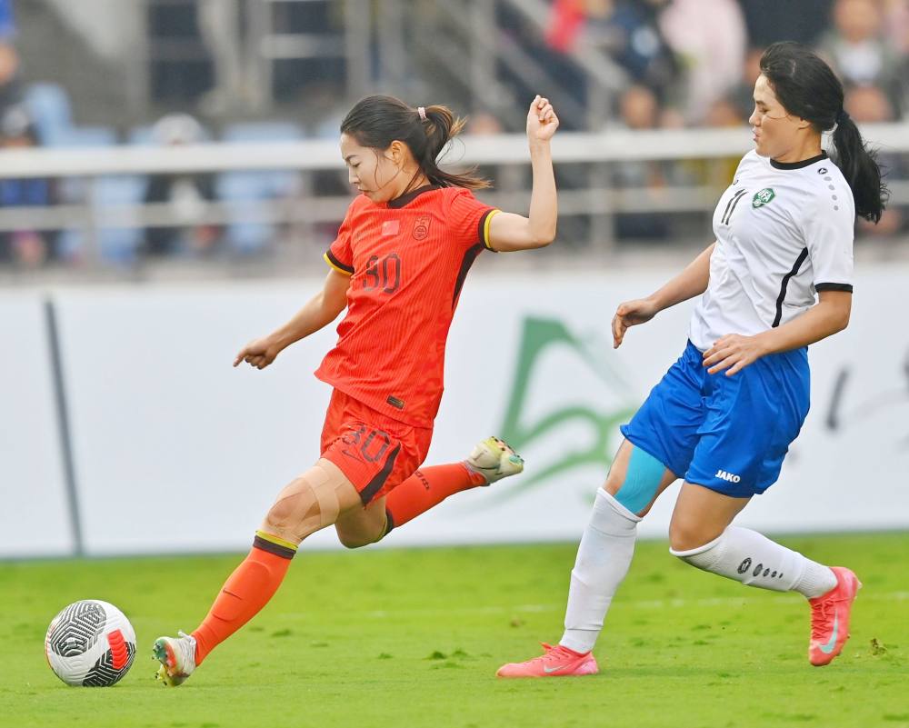 国际足球锦标赛中女足团队取得胜利