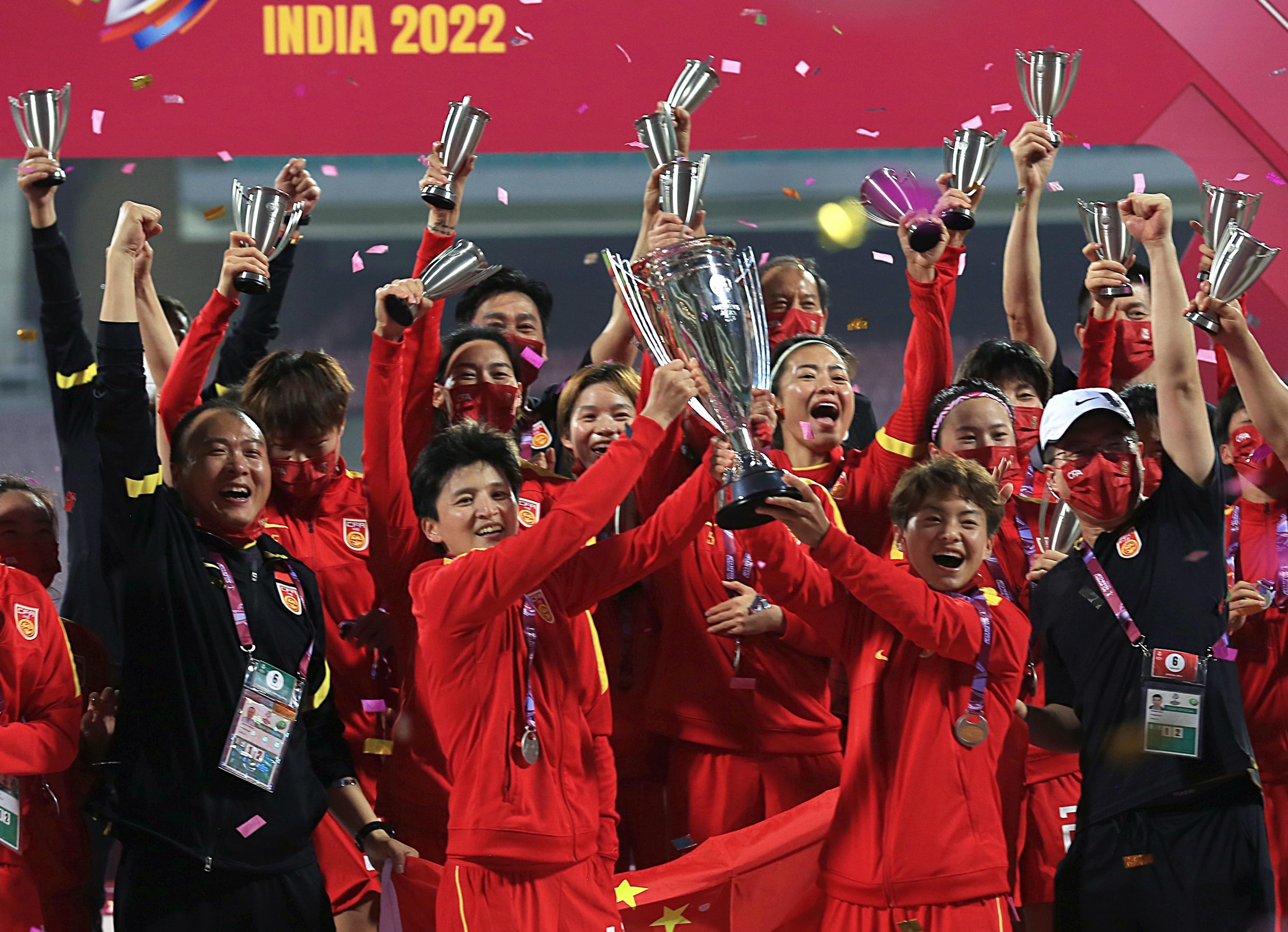 国际足球锦标赛中女足团队取得胜利