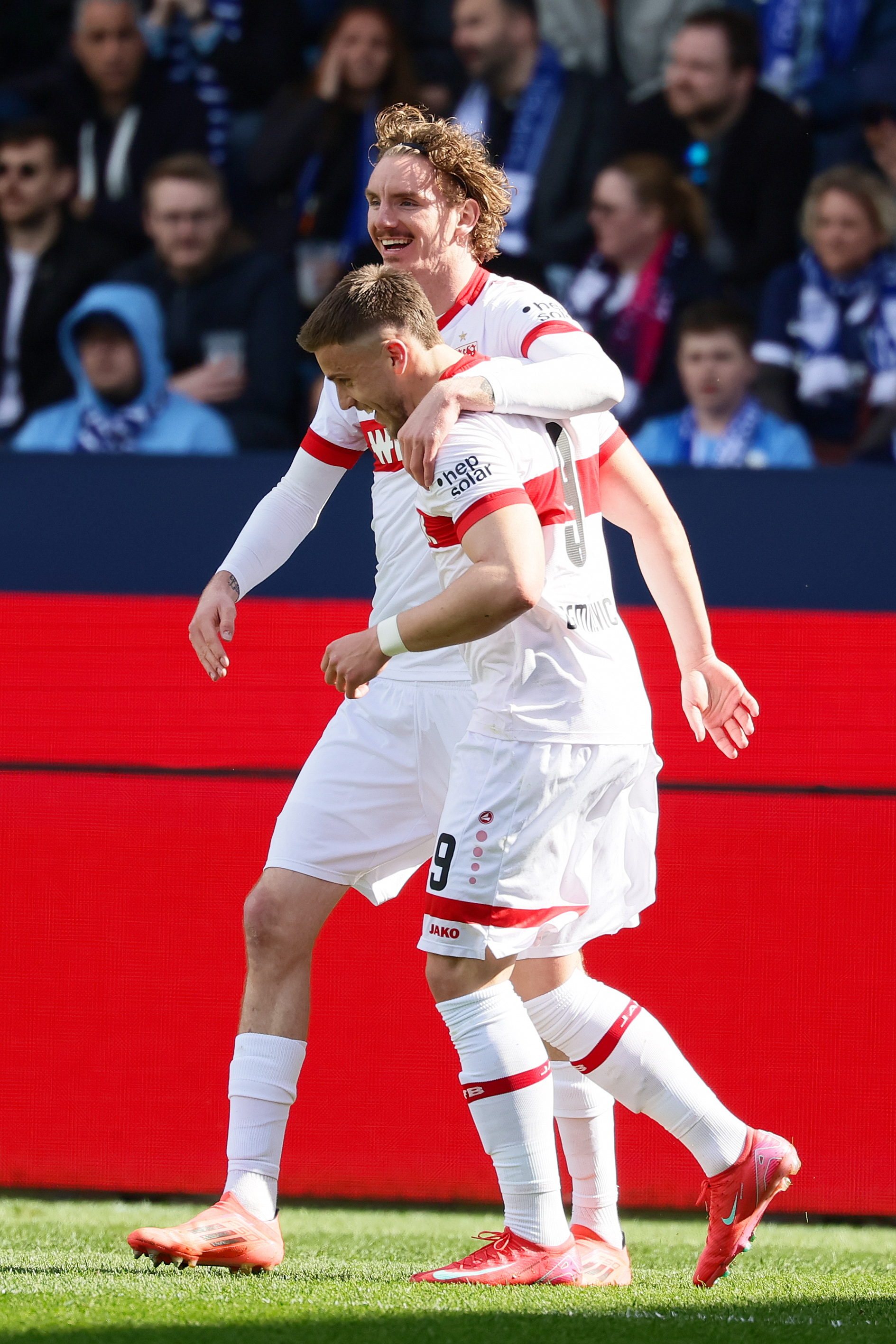 关于斯图加特足球队传奇诞生，德甲稳坐榜首的信息