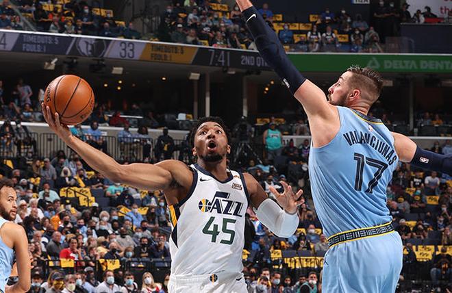 关于爵士队小前锋接管关键时刻，为队伍赢球的信息