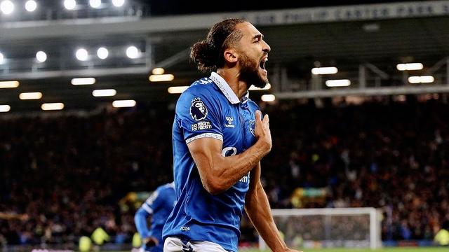 水晶宫身手敏捷,成功斩获关键三分 水晶宫身手敏捷,成功斩获关键三分