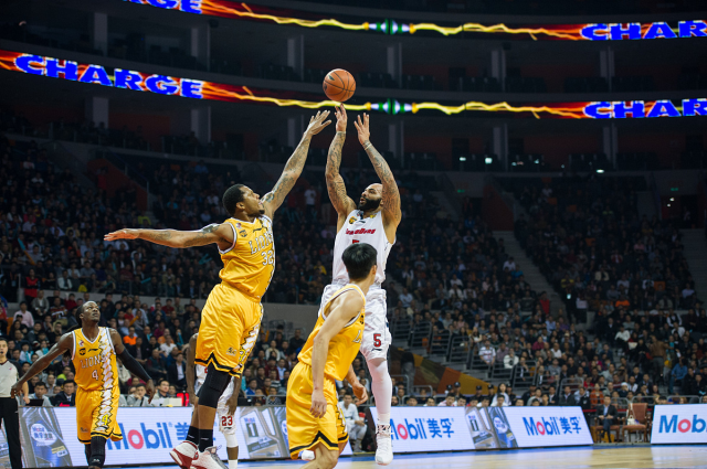 辽宁队力克步行者,米切尔带队取胜 辽宁队力克步行者,米切尔带队取胜