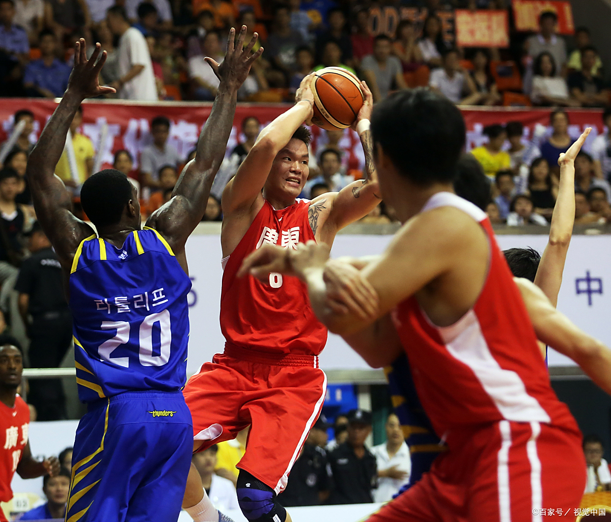 战至最后一秒：篮球半决赛紧张激烈