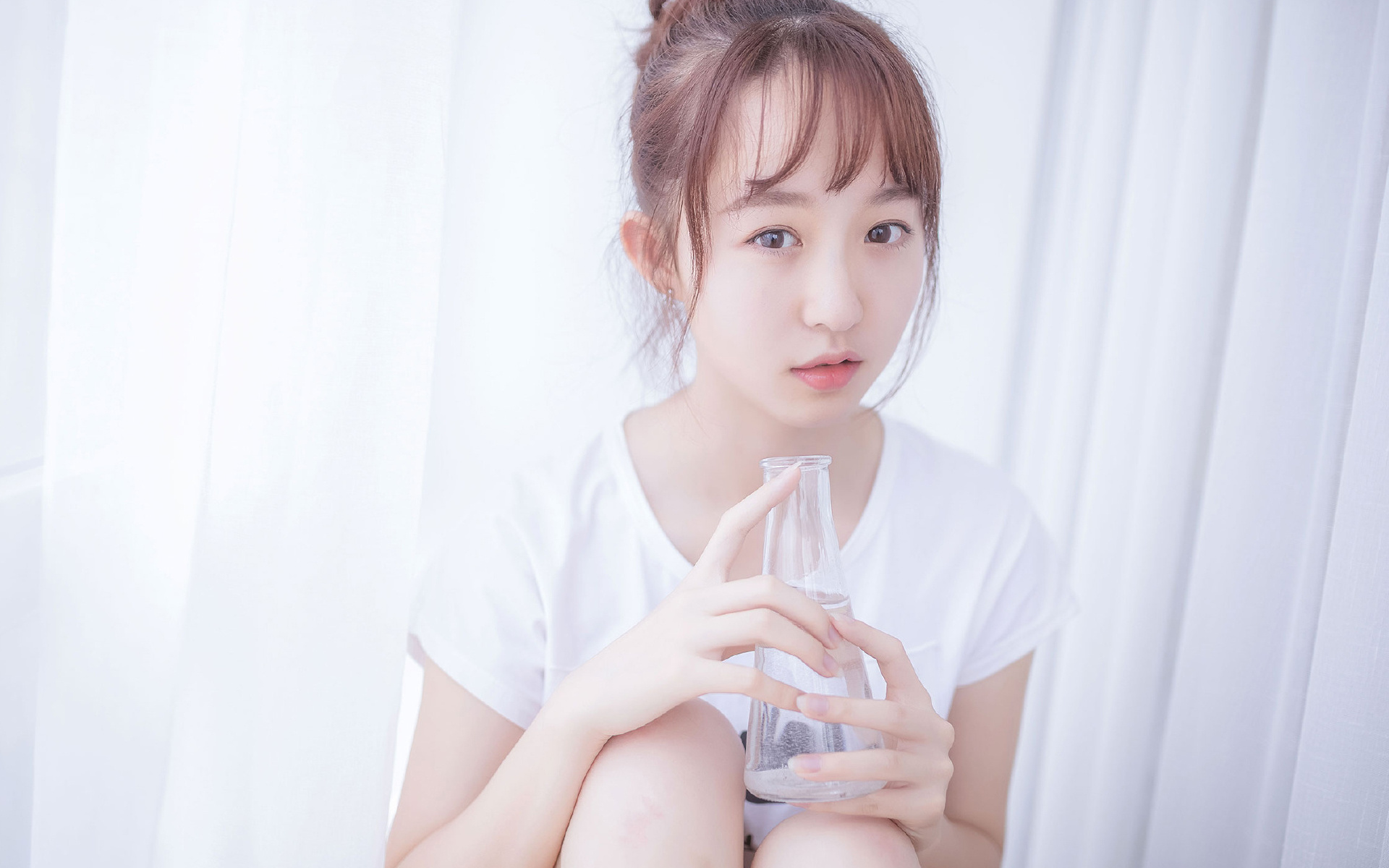 引擎轰鸣与球场呐喊，当F1揭幕战速光遇上国王封锁掘金的铁壁