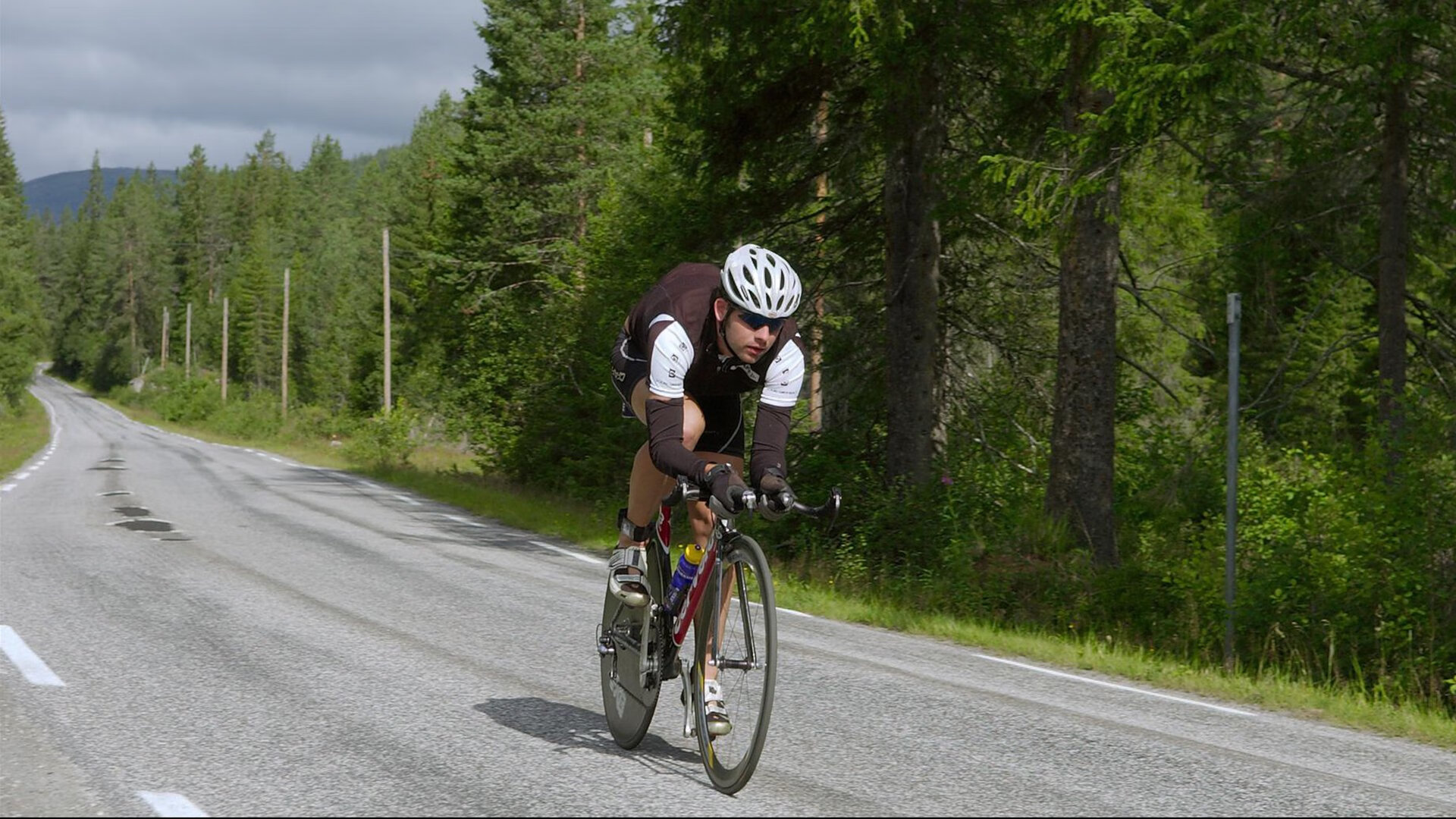 跨越大洋的呼应，魔术内线掀翻鹈鹕，戈贝尔在国家德比宣言—高大中锋如何重定比赛基调