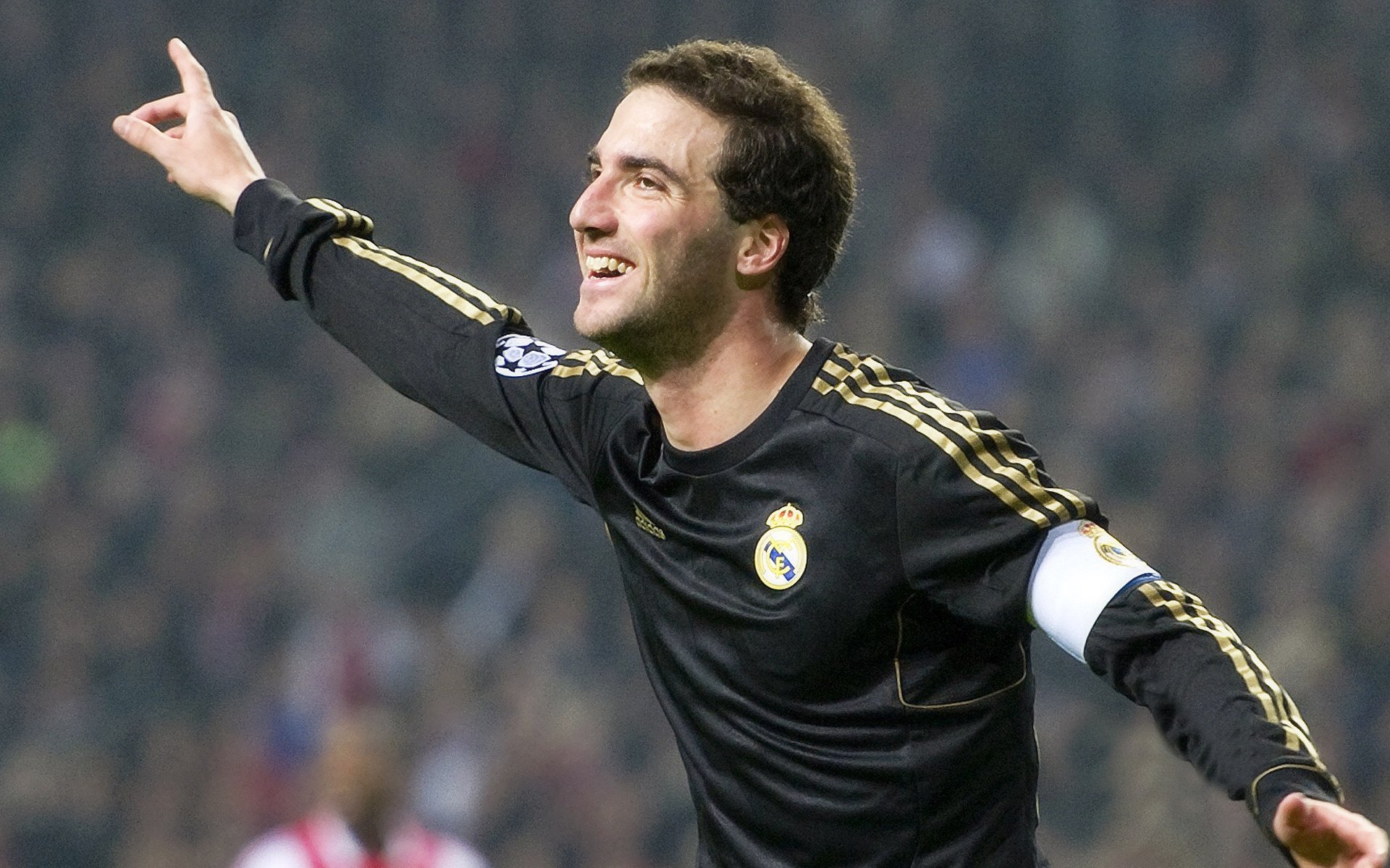 夜尽天明，当克莱·汤普森在全场寂静后投出那记三分